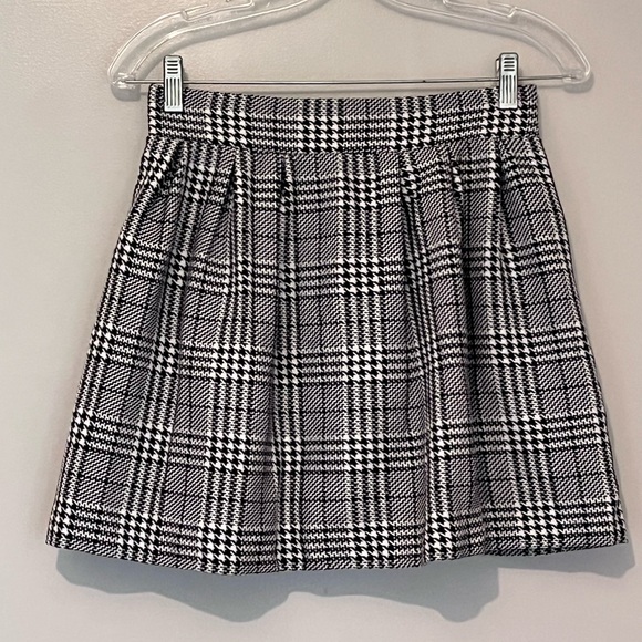 Candie's Dresses & Skirts - Candie's Black & White Pleated Hounds tooth A-Line Mini Skirt – Size 3 🖤🤍
